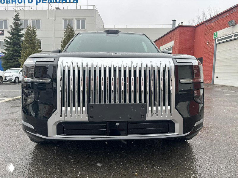 Крупный план фронтальной решётки Zeekr 9X — массивная вертикальная хромированная вставка на фоне городской стоянки