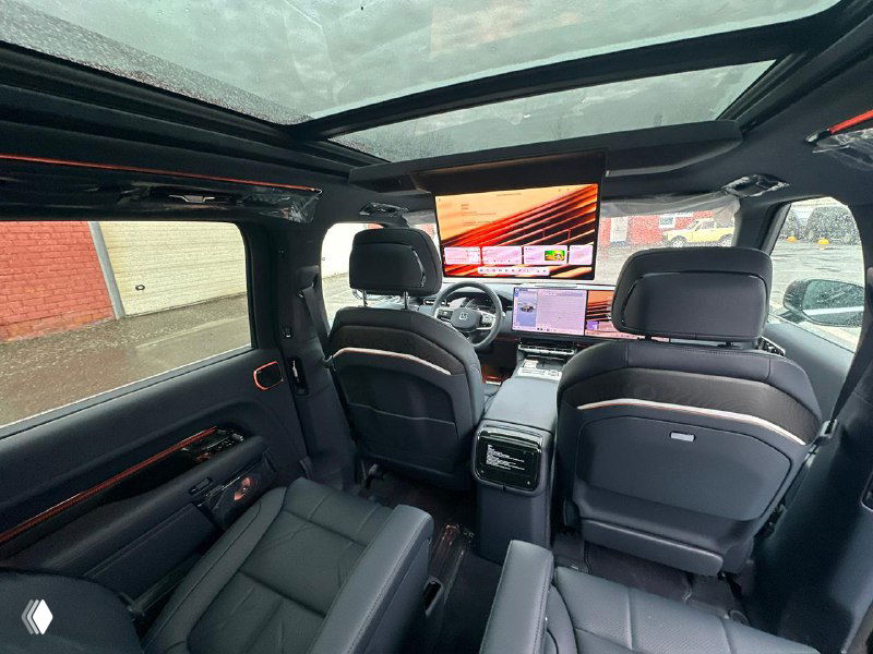 Вид на второй ряд и панорамную крышу Zeekr 9X — удобные сиденья, простор и встроенные задние мониторы, салон с алькантарой