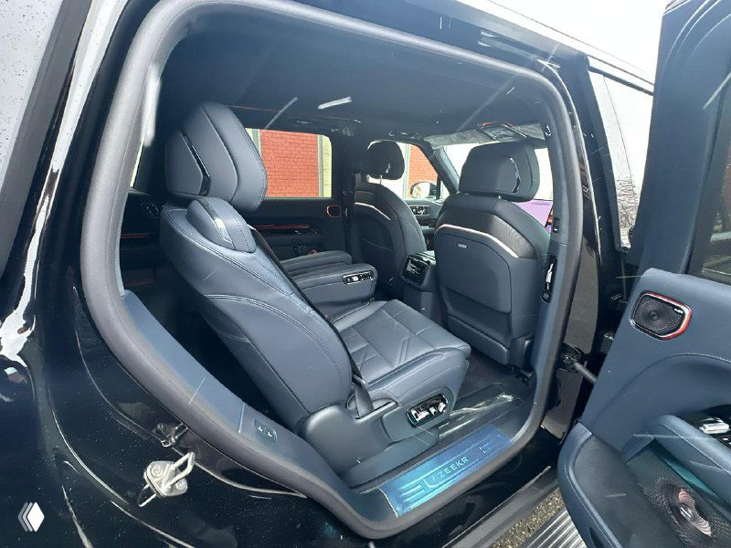 Пассажирский отсек с развернутыми задними сиденьями Zeekr 9X, демонстрация отделки, столиков и комфортных мест для задних пассажиров