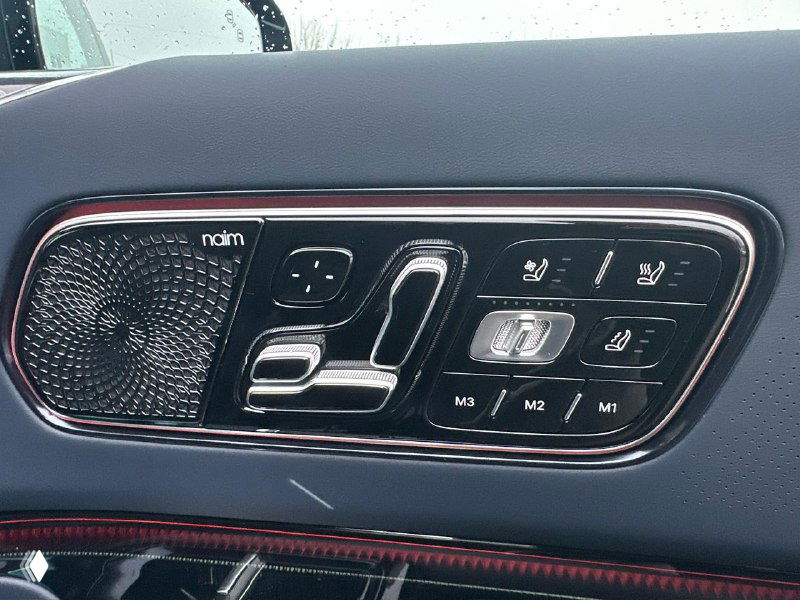 Панель управления сиденьем с кнопками памяти и регулировок, подсветкой и маркировкой M1/M2 на фоне кожаной отделки