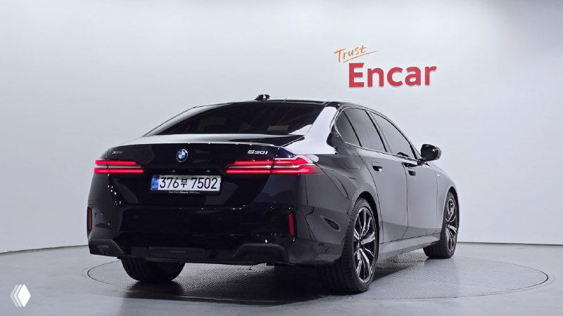 Задняя часть BMW 5‑Series 530i xDrive M Sport 2025 в студийной съёмке, вид сзади на стопы и логотип, фото для карточки объявления автомобиля