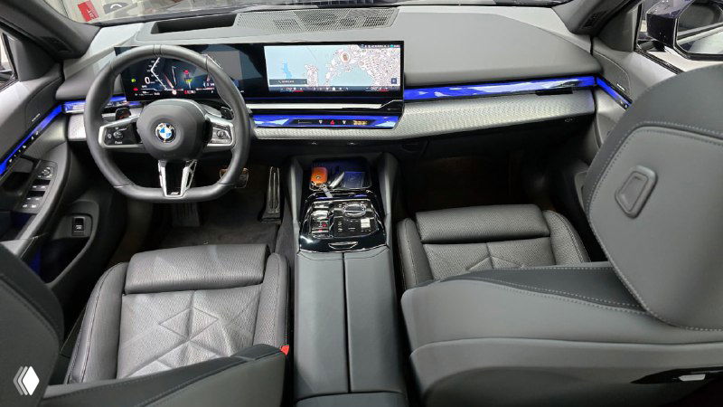 Интерьер BMW 5‑Series 530i xDrive M Sport 2025 — передняя панель, сиденья и центральная консоль, кожаная отделка и мультимедиа‑экран в салоне