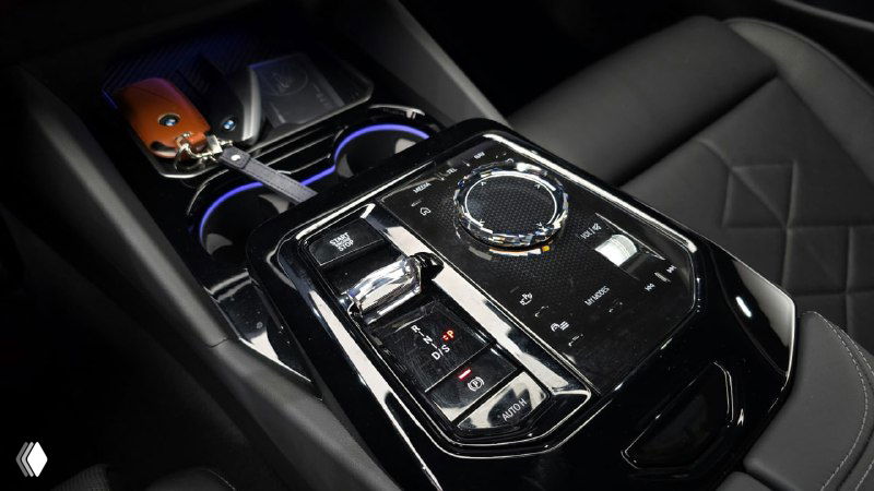 Деталь центральной консоли BMW 5‑Series 530i xDrive M Sport 2025 — селектор передач, элементы управления и отделка, крупный план для оценки состояния