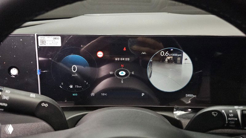 Цифровая приборная панель Hyundai Tucson с широким дисплеем, показаниями скорости и элементами интерфейса в крупном студийном кадре.