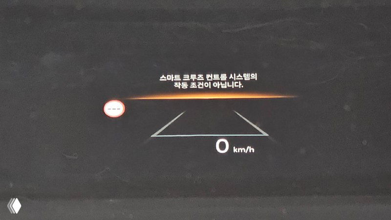 Проекция HUD на лобовом стекле Hyundai Tucson: графика скорости и дорожные подсказки, отображение 0 km/h в студийных условиях.