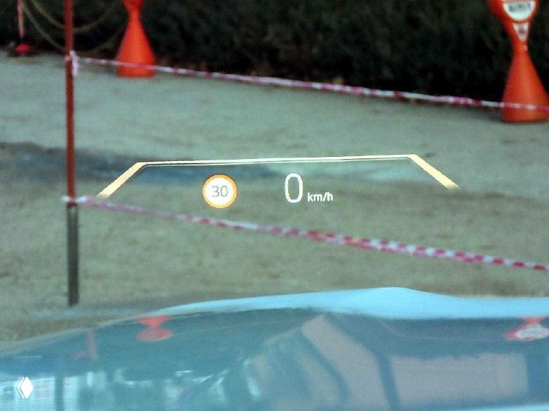 Проекция HUD при вождении BMW X7: отображение скорости и дорожных знаков на лобовом стекле в городских условиях