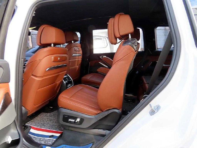 Задний ряд сидений BMW X7: коричневые кожаные кресла, регулировки и пространство для пассажиров в салоне внедорожника