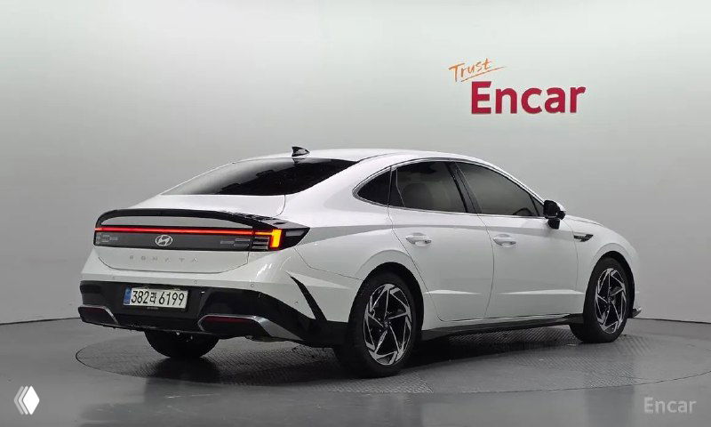 Hyundai Sonata The Edge (DN8) 2025 белого цвета, вид сзади и боковой профиль в студии, на заднем бампере виден логотип Encar.