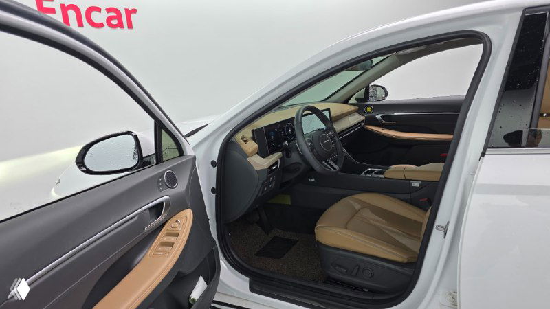 Вид на переднюю пассажирскую дверь Hyundai Sonata The Edge (DN8), часть салона и водительское место, демонстрируется состояние обивки и дверной панели.