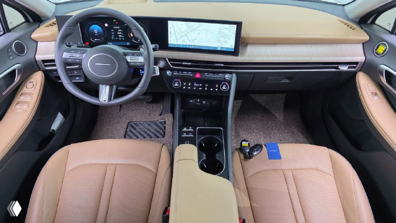 Панорамный вид центральной консоли и передних сидений Hyundai Sonata The Edge (DN8) 2025, коричневая кожаная обивка и мультимедиа-экран.