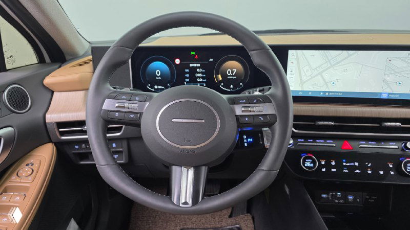 Рулевое колесо и цифровая приборная панель Hyundai Sonata The Edge (DN8), крупный план кнопок на руле и дисплеев панели приборов.