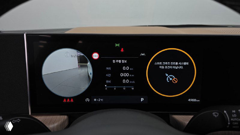 Крупный план цифрового дисплея и приборной панели Hyundai Sonata The Edge (DN8) с индикаторами и информацией о состоянии автомобиля на экране.