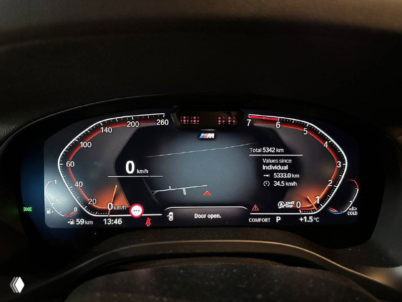 Панель приборов BMW X4 — цифровая приборная панель M‑серии с подсветкой, показаниями пробега и информативным дисплеем водителя.