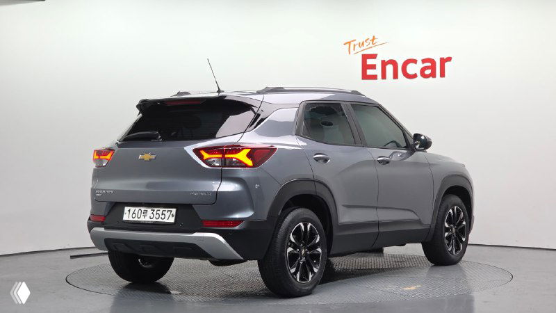 Задняя часть серого Chevrolet Trailblazer, обзор багажника и кормы; заметны задние фонари и общий силуэт кроссовера в профиль.