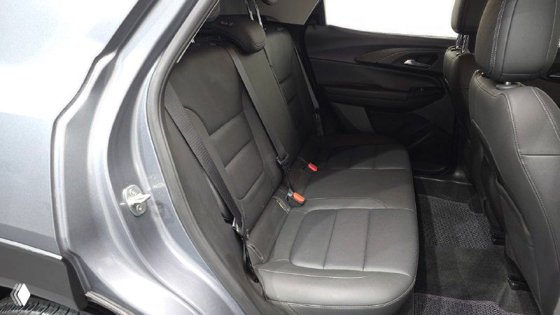 Задний ряд сидений Chevrolet Trailblazer: вид на пассажирские места и обшивку, состояние сидений и задние дверные проёмы видны крупным планом.