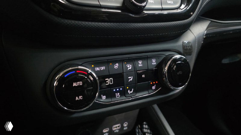Панель климат-контроля и элементы управления печкой Chevrolet Trailblazer: регуляторы температуры, цифровой индикатор и кнопки управления функциями.