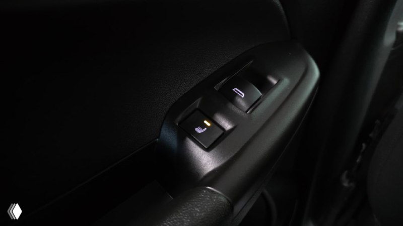 Крупный план электрических кнопок стеклоподъёмников на передней двери Chevrolet Trailblazer, видны кнопки блокировки и отделка дверной панели.