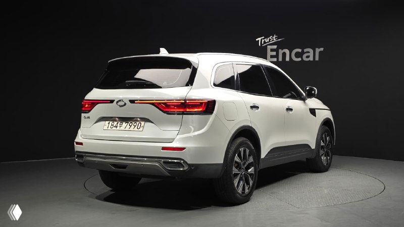 Задний ракурс белого Renault (Samsung) QM6 2022 года в студии, вид на корму и светотехнику — фото для оценки состояния кузова и багажника.