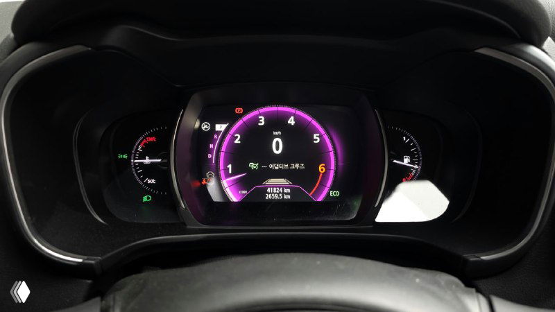 Панель приборов Renault QM6 с цифровыми и аналоговыми индикаторами, подсветка тахометра и одометра, фотография для подтверждения пробега и комплектации.