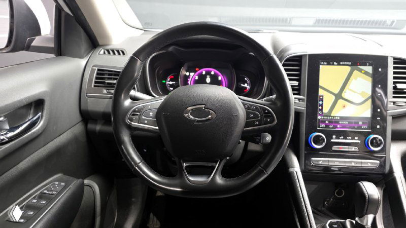 Руль и центральная консоль Renault QM6, крупный план мультимедийной панели и кнопок управления, вид салона спереди для оценки комплектации.