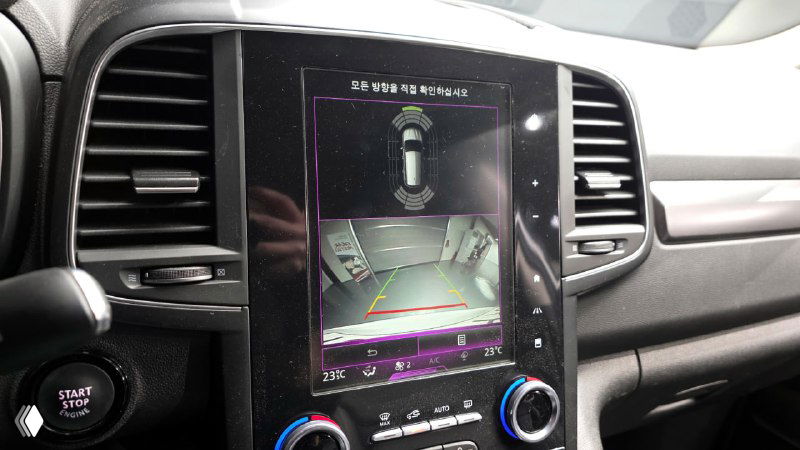 Мультимедийный экран Renault QM6 в режиме камеры и парктроника, изображение демонстрирует работу систем помощи при парковке и обзор вокруг автомобиля.