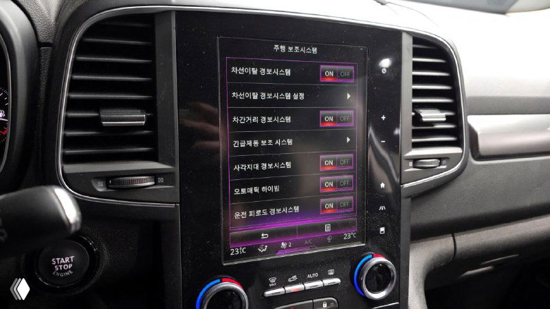 Интерфейс мультимедийной системы Renault QM6 с меню на корейском языке, показывающее настройки и опции автомобиля — снимок для подтверждения комплектации и софта.