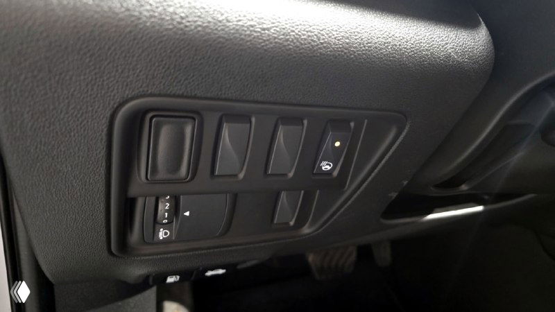 Панель слева от руля Renault QM6 с кнопками и отдельными выключателями, вид для оценки наличия дополнительных опций и состояния элементов салона.