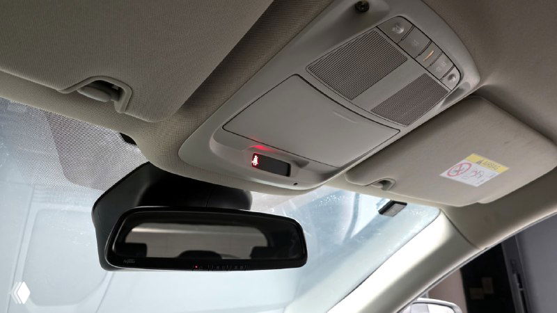 Вид на потолочную консоль и зеркало заднего вида в салоне Renault QM6, демонстрация состояния обивки, плафона освещения и элементов оснащения потолка.