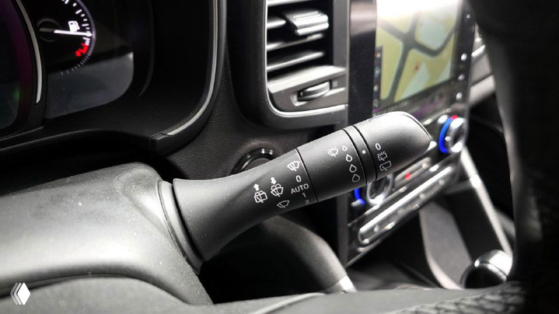 Крупный план рычага управления стеклоочистителями и элементов управления на рулевой колонке Renault QM6, фото для подтверждения работоспособности переключателей.