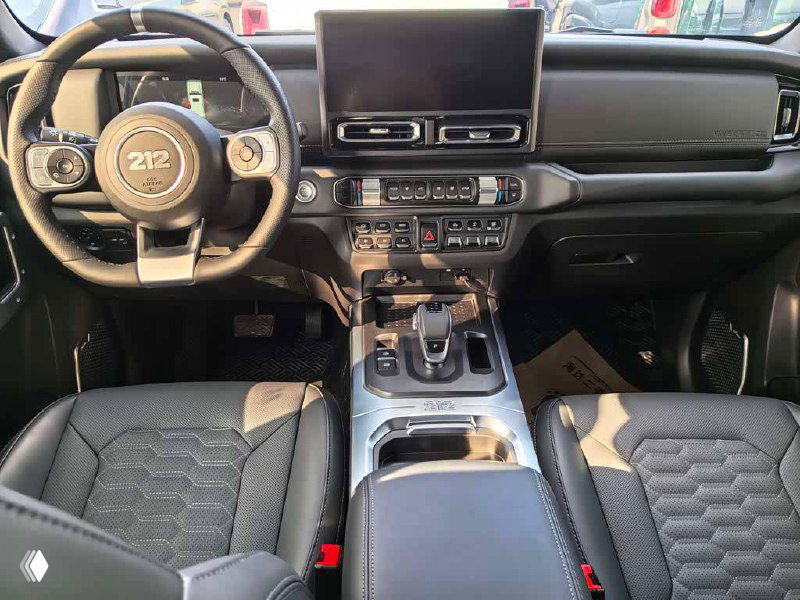 Салон BAW 212 T01: центральная панель и крупный экран мультимедиа, рычаг коробки передач и кнопки управления на консоли.