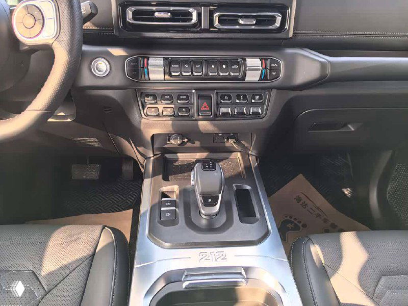 Крупный план средней консоли BAW 212 T01 с селектором передач, переключателями и отделкой — общий вид функциональной зоны.