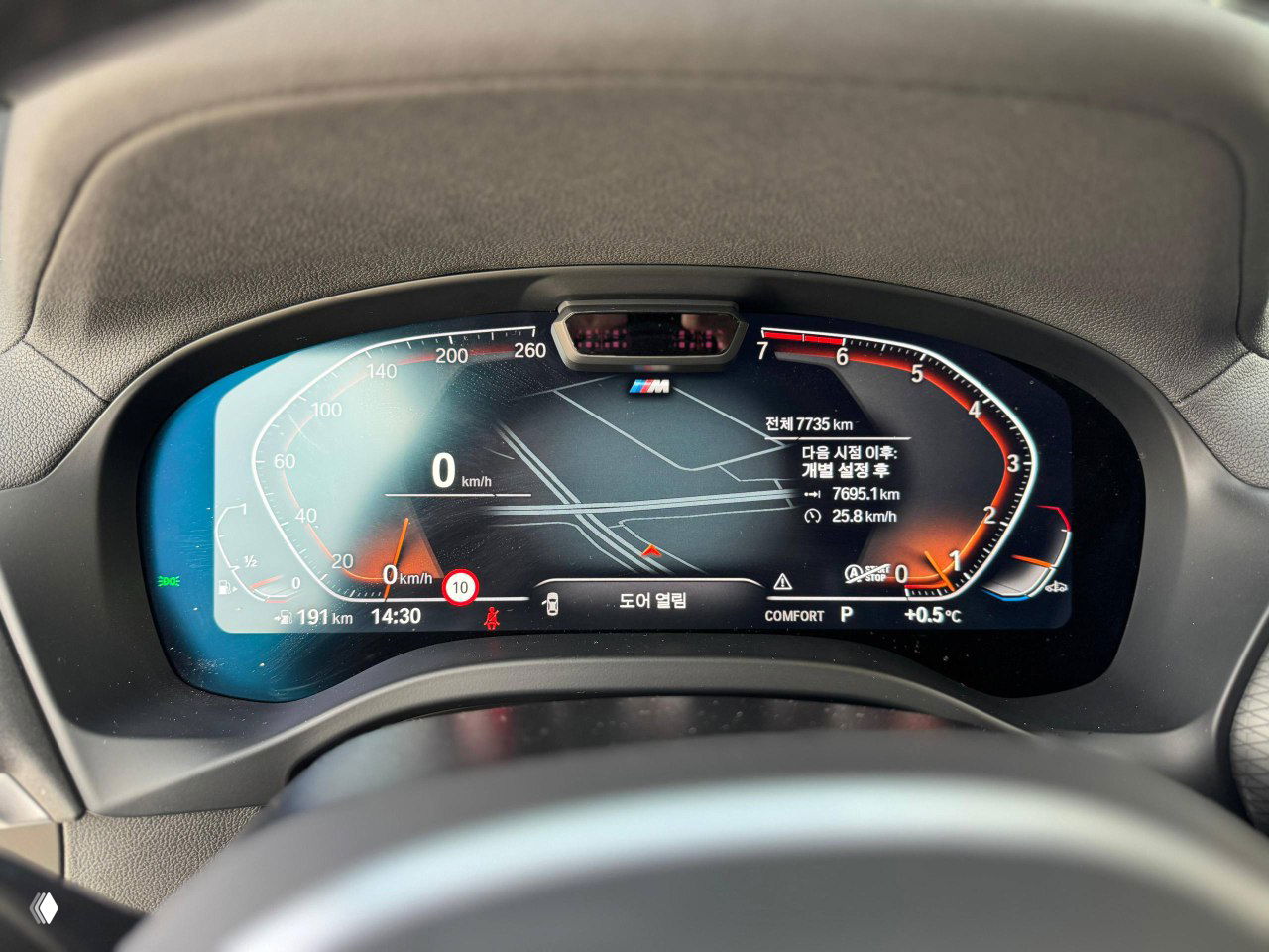 Широкий экран мультимедиа BMW X4 показывает изображение с камер 360°, крупный план панели управления климатом и кнопок.