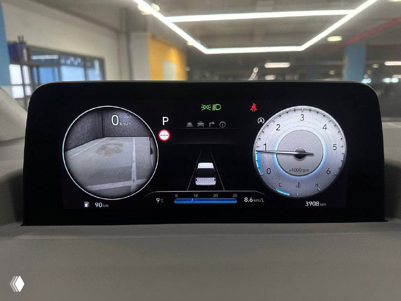 Цифровая приборная панель Hyundai Staria с двумя круглыми виртуальными приборами и центральной графикой ассистентов движения в выключенном салоне.