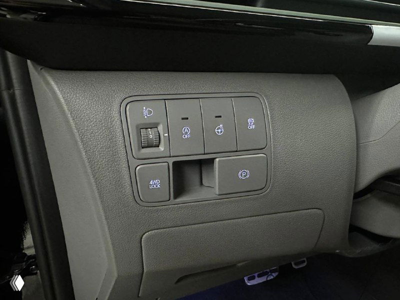 Панель с кнопками дополнительных функций в салоне Hyundai: регулировки подсветки и прочие вспомогательные переключатели, крупный план.