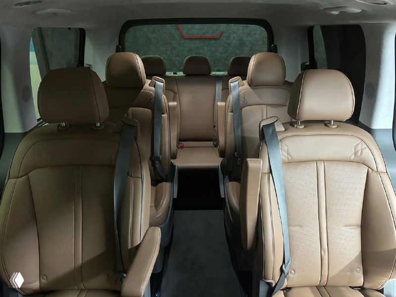 Третий ряд сидений Hyundai Staria: коричневые кожаные кресла, трёхрядная компоновка для девяти пассажиров и ремни безопасности на местах.