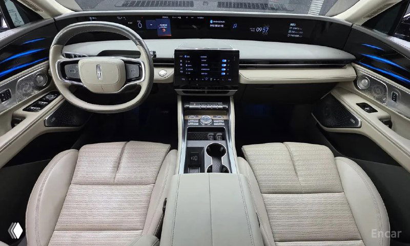 Интерьер Lincoln Nautilus 2023: передняя панель, центральный дисплей и отделка сидений светлой кожей, общая панорамная перспектива салона.