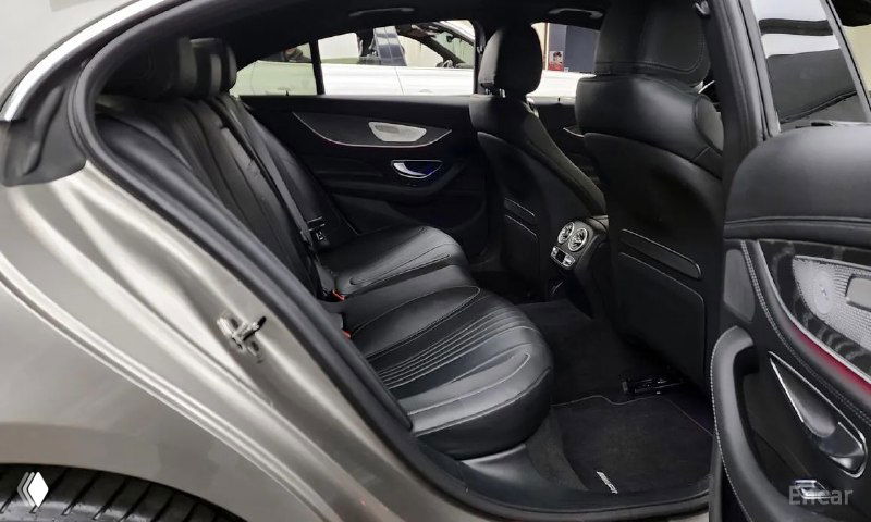 Вид на задний ряд и пространство салона Mercedes‑Benz CLS450 — кожа на сиденьях, места для пассажиров и общий интерьерный дизайн.