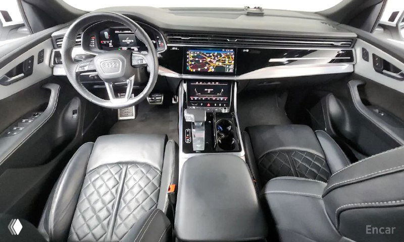 Салон Audi Q8: широкий обзор приборной панели, цифровая приборная панель и центральный мультимедийный экран, кожа и декоративные вставки видны отчётливо.