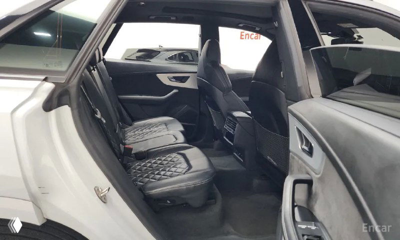 Задний ряд сидений Audi Q8: пространство для пассажиров, состояние кожаной обивки и площадь заднего сиденья в ракурсе двери.