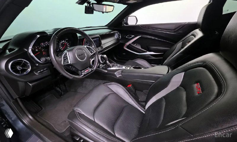 Салон Chevrolet Camaro SS 2021 — общий вид центральной консоли, спортивные сиденья и руль с фирменными элементами.