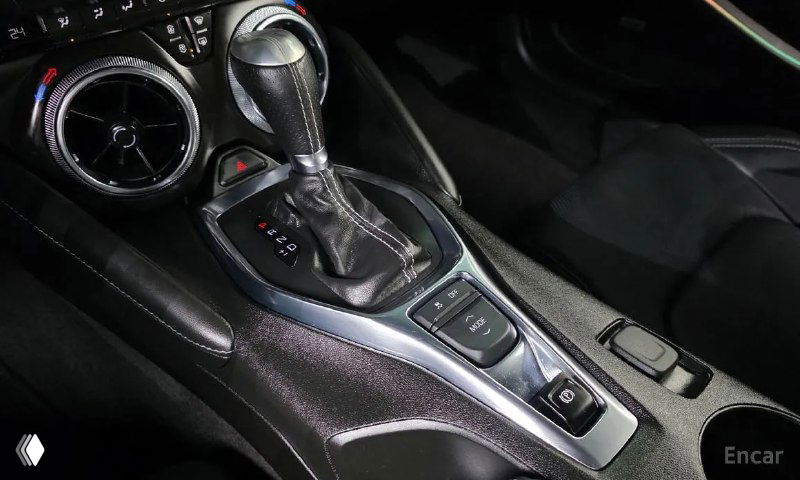 Крупный план селектора коробки передач и центральной панели Chevrolet Camaro SS 2021, видны кнопки управления и декоративные вставки.