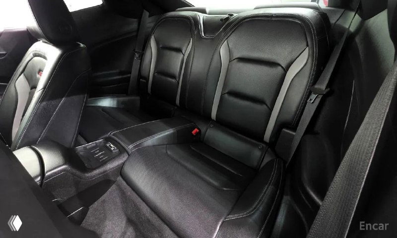 Задний ряд сидений Chevrolet Camaro SS 2021 — тёмная кожаная обивка, видна центральная складная подлокотниковая секция.