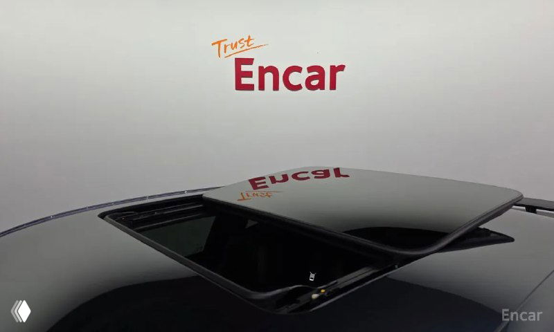 Сдвижная панорамная крыша Chevrolet Camaro SS 2021 — вид сверху на открытый люк и часть крыши автомобиля на студийном фоне.