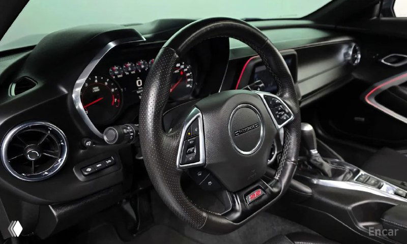 Рулевое колесо и приборная панель Chevrolet Camaro SS 2021 — спортивный руль, щитки приборов и элементы управления видны крупным планом.