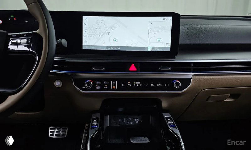 Передняя панель и информационно‑развлекательный экран Kia Sorento с картой навигации, элементы управления климатом и панель управления.