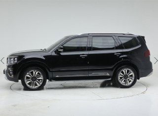 Профиль чёрного Kia Mohave в студийной фотосъёмке: вид сбоку показывает клиренс, дизайн дверей и колесные диски на белом фоне.