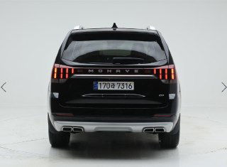 Крупный план задней части Kia Mohave: светодиодная задняя оптика, надпись MOHAVE и номерной знак в студийном антураже.