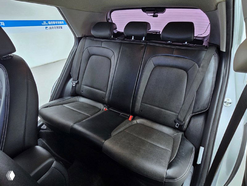 Задние сиденья Hyundai Venue в чёрной обивке; фото показывает три посадочных места и состояние заднего ряда для оценки салона при покупке.