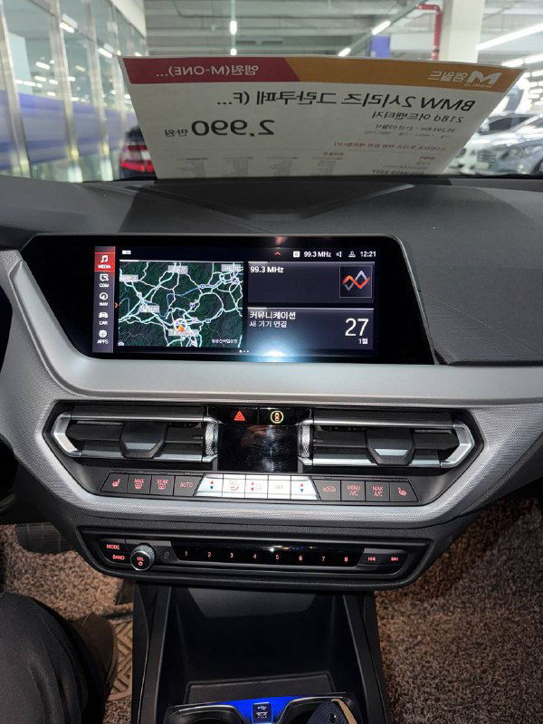 Центральная консоль BMW 218D Advantage: экран навигации, климат-контроль и органы управления в рабочем состоянии внутри салона