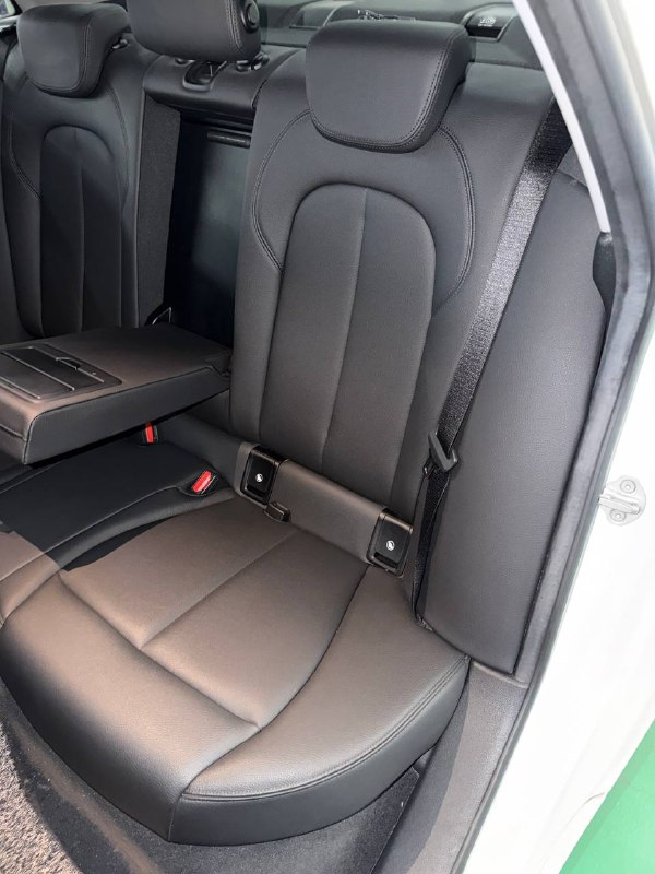 Задние сиденья BMW 218D Advantage: комплектная кожаная обивка, центральный подлокотник сложен, аккуратное состояние салона